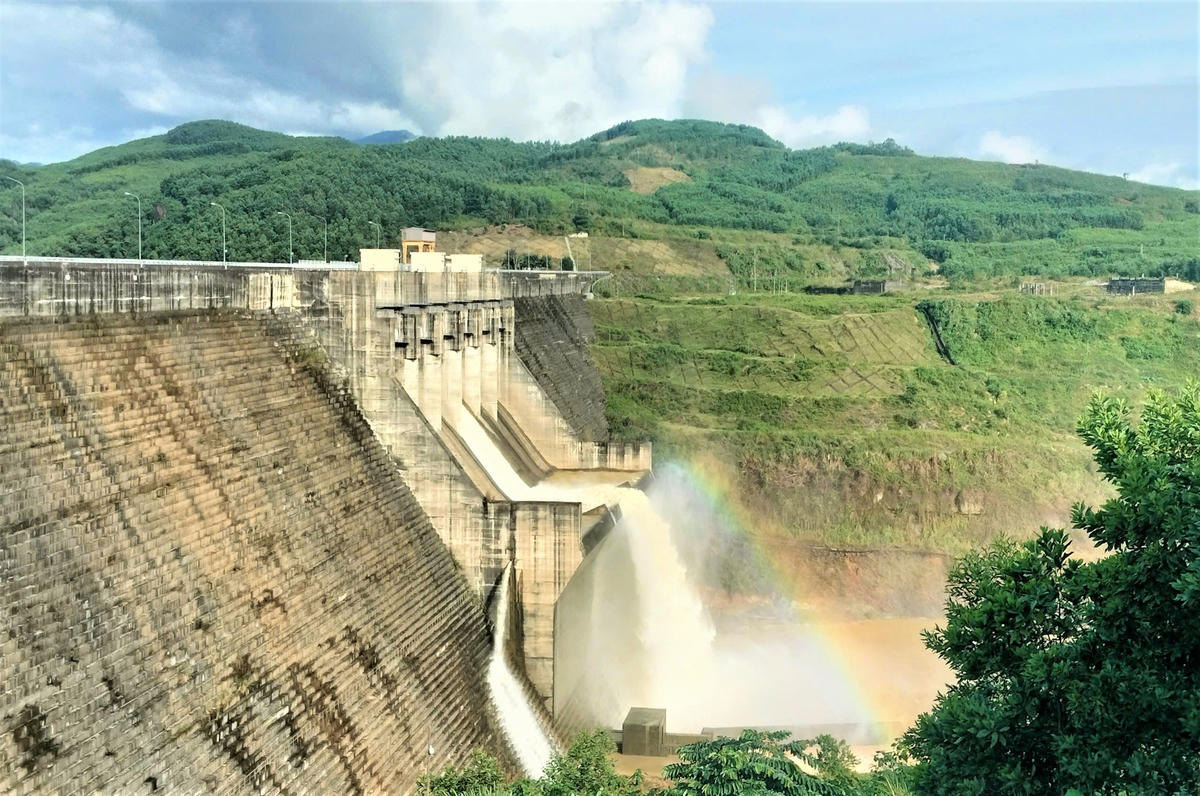 Một góc thủy điện sông Tranh 2 điều tiết, hạ dần mực nước. Ảnh: Tấn Thành.