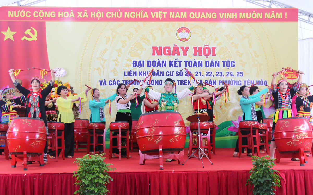 Bà con nhân dân phường Yên Hòa, TP Hà Nội biểu diễn các tiết mục văn nghệ trong Ngày hội Đại đoàn kết toàn dân tộc.

