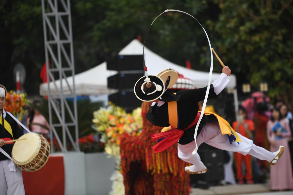 Màn múa mặt nạ Sư tử truyền thống do đoàn nghệ thuật đến từ Hàn Quốc trình diễn. Ảnh: Phạm Sỹ.