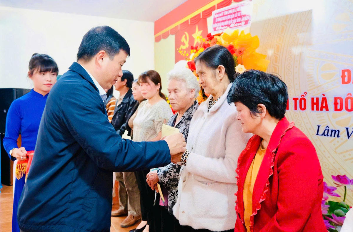 Ông Y Thanh Hà Niê Kđăm - Bí thư Tỉnh ủy Lâm Đồng trao tặng quà cho hộ gia đình có hoàn cảnh khó khăn. Ảnh: Đỗ Lâm.