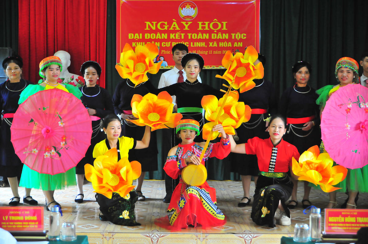 Các tiết mục văn nghệ đặc sắc trong Ngày hội Đại đoàn kết khu dân cư Phúc Linh. Ảnh: Xuân Trường.