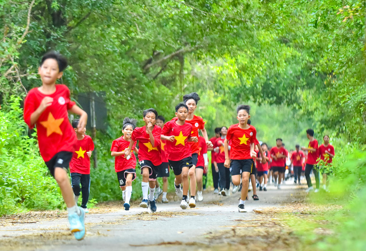 Hơn 1.100 học sinh và giáo viên tham gia giải việt dã. Ảnh Nguyễn Minh.