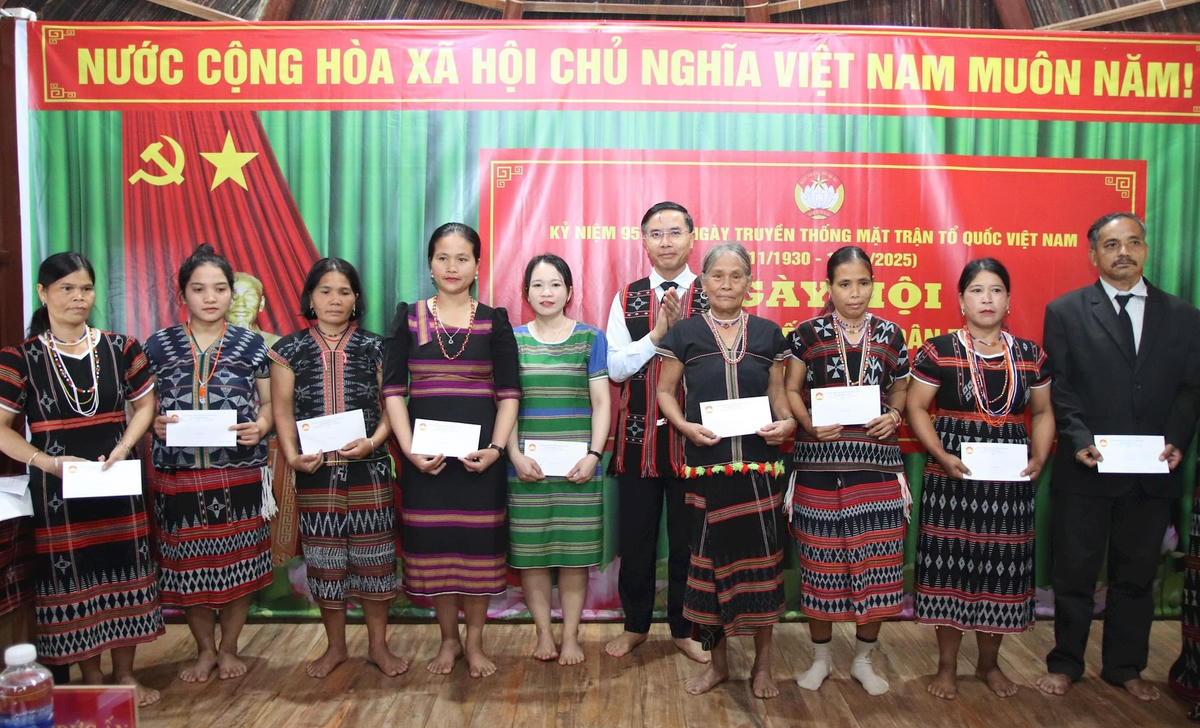 Chủ tịch UBND TP Phạm Đức Ấn (ở giữa) tặng quà cho hộ nghèo, khó khăn trên địa bàn thôn thôn Ta Lang. Ảnh: CV.