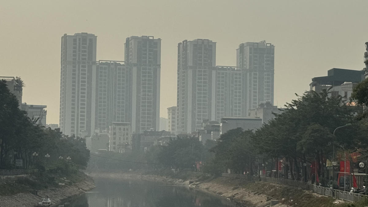 Sáng 15/11, nhiều điểm đo tại Hà Nội ghi nhận chỉ số AQI rất xấu, với bụi mịn PM2.5 dao động 168-183, gây hại cho sức khỏe.