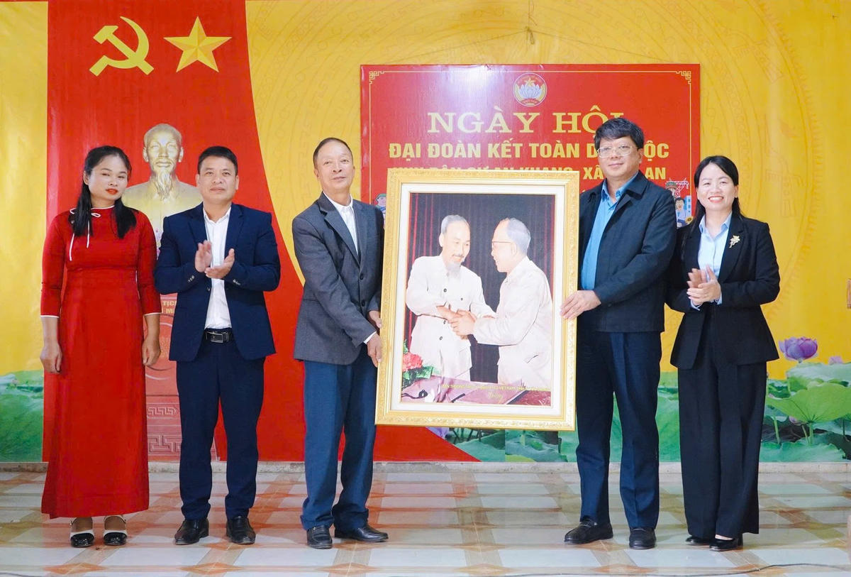 Phó Chủ tịch Thường trực Ủy ban MTTQ Việt Nam tỉnh Tuyên Quang Hà Trung Kiên trao tặng thôn An Khang bức tranh Bác Hồ với Bác Tôn - biểu tượng cao quý của khối đại đoàn kết toàn dân tộc. Ảnh: MTTQ Tuyên Quang.