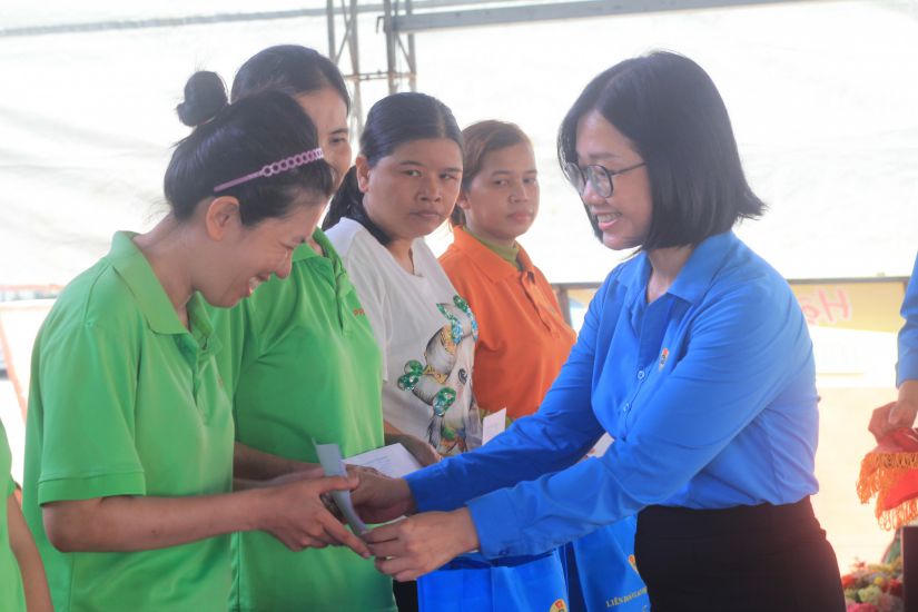 Đại diện Công đoàn Tây Ninh trao quà tới người lao động.&nbsp;