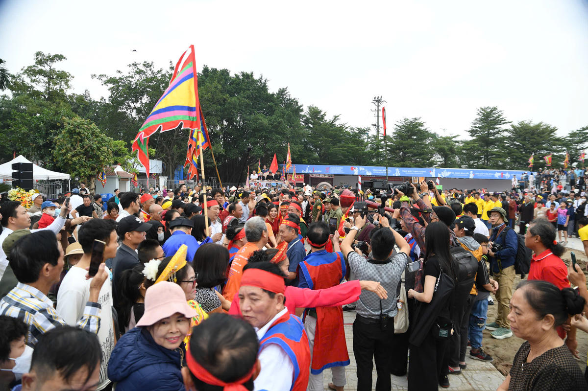 Chương trình “Giao lưu trình diễn di sản văn hóa phi vật thể đại diện của nhân loại được UNESCO ghi danh - Nghi lễ, trò chơi kéo co”, nhận được sự quan tâm đông đảo của cộng đồng, du khách trong và ngoài nước. Ảnh: Phạm Sỹ.

