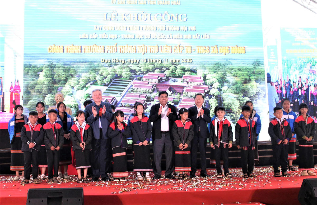 Phó Thủ tướng Thường trực Chính phủ Nguyễn Hòa Bình cùng đại biểu chụp ảnh lưu niệm cùng các cháu học sinh. Ảnh: Tấn Thành.