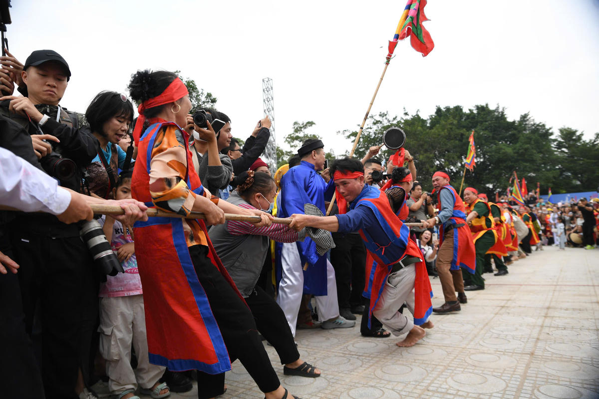 Di sản được tổ chức thực hành, giới thiệu, quảng bá thường xuyên trong cộng đồng; hoạt động truyền dạy cho thế hệ trẻ được quan tâm, chú trọng; nhiều địa phương đã chủ động kết nối, giao lưu giữa các cộng đồng kéo co trong nước tạo nên mạng lưới di sản sống. Ảnh: Phạm Sỹ.