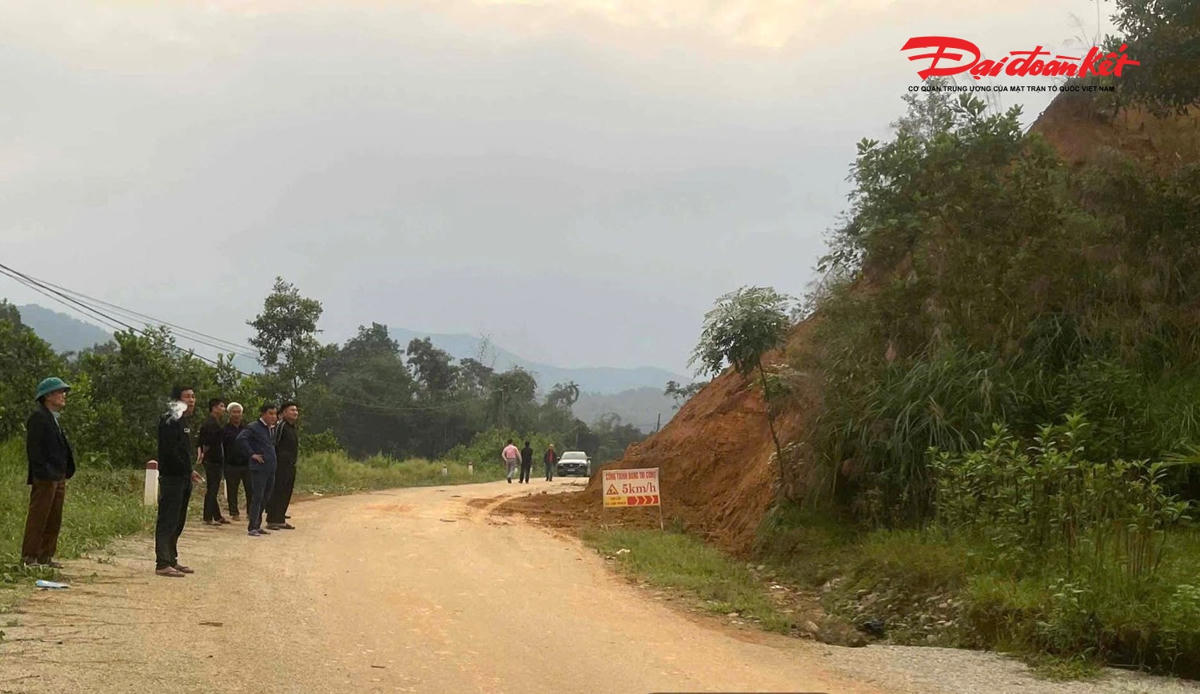 Ngọn đồi có độ cao khoảng 50m, ngay 1 bên đường trục xã Sơn Kim 2. Ảnh: CA.