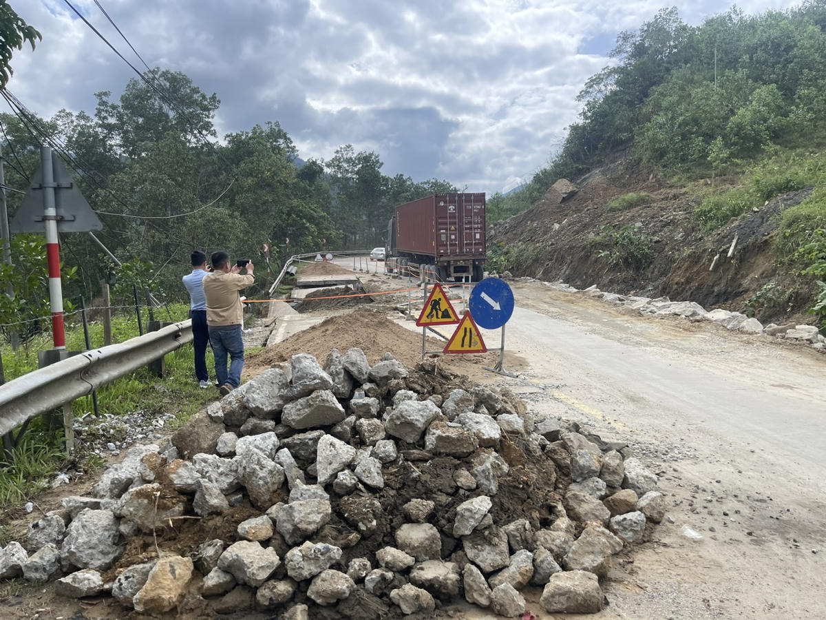 Mưa lớn kéo dài dẫn đến sạt lở kinh hoàng trên Quốc lộ 14E đoạn từ Km 84+500 - Km 84+700 (xã Phước Hiệp, TP Đà Nẵng), hàng trăm ngàn mét khối đất đá tràn xuống đường, gây ách tắt giao thông hơn 10 ngày.