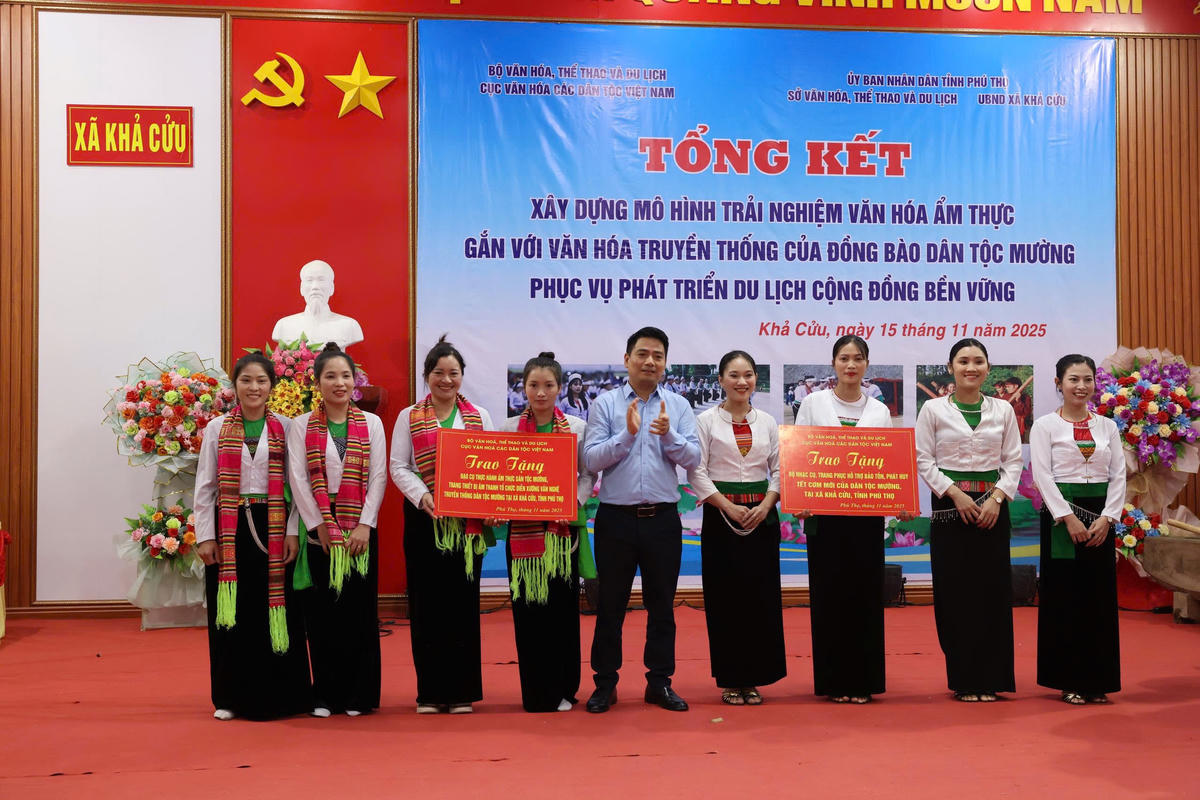 Đại diện Cục Văn hoá các dân tộc VN trao tặng nhạc cụ, trang phục cho các bản Mường ở xã Khải Cửu, tỉnh Phú Thọ