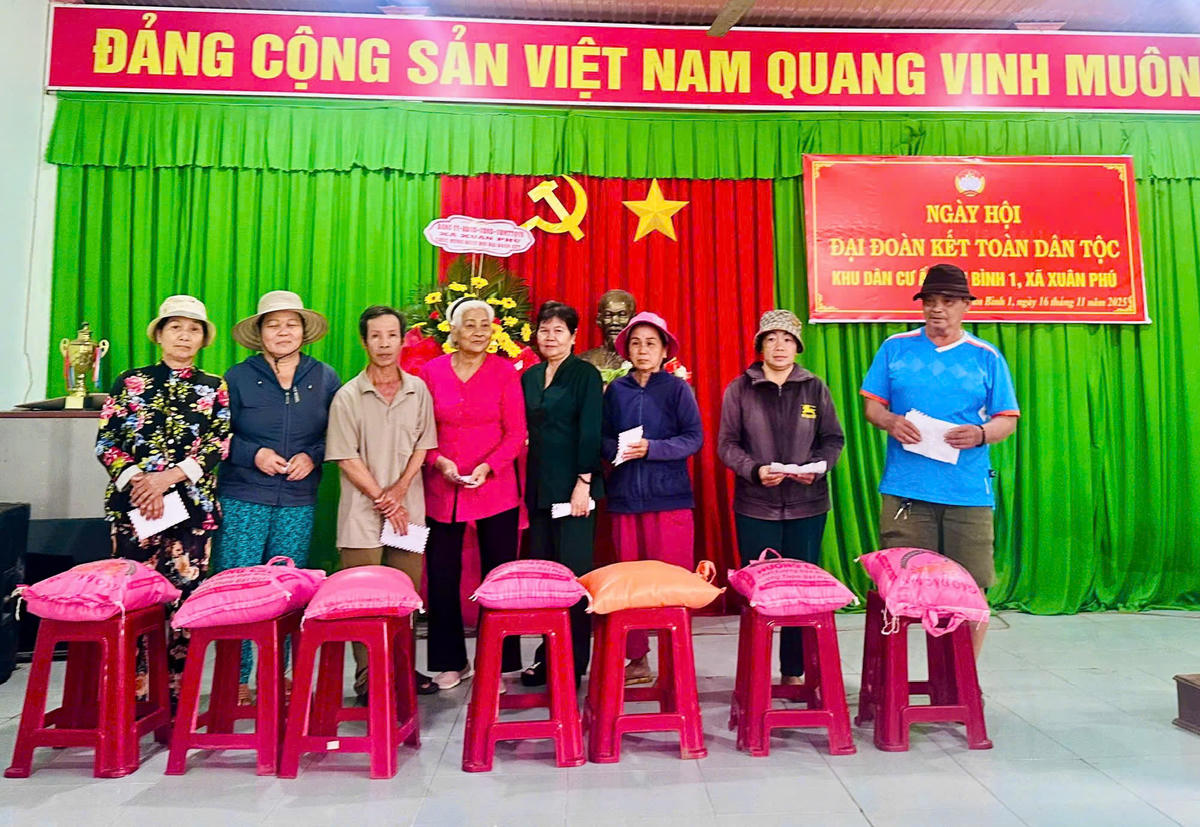 Đại diện mạnh Thường Quân (áo đỏ) trao quà cho các gia đình khó khăn tại ấp Tân Bình 2.&nbsp;Phi Nhật.