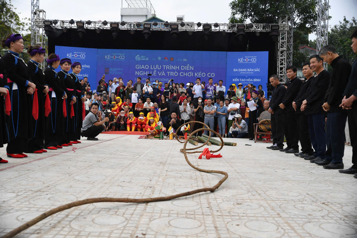 Chương trình còn có sự tham gia của các nghệ nhân và đại diện cộng đồng kéo co đến từ nhiều địa phương trong cả nước. Ảnh: Phạm Sỹ.