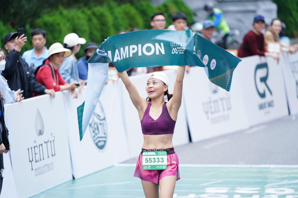 Phạm Thị Bạn, nhà vô địch cự ly 5km nữ về đích. Ảnh: Minh Đức.