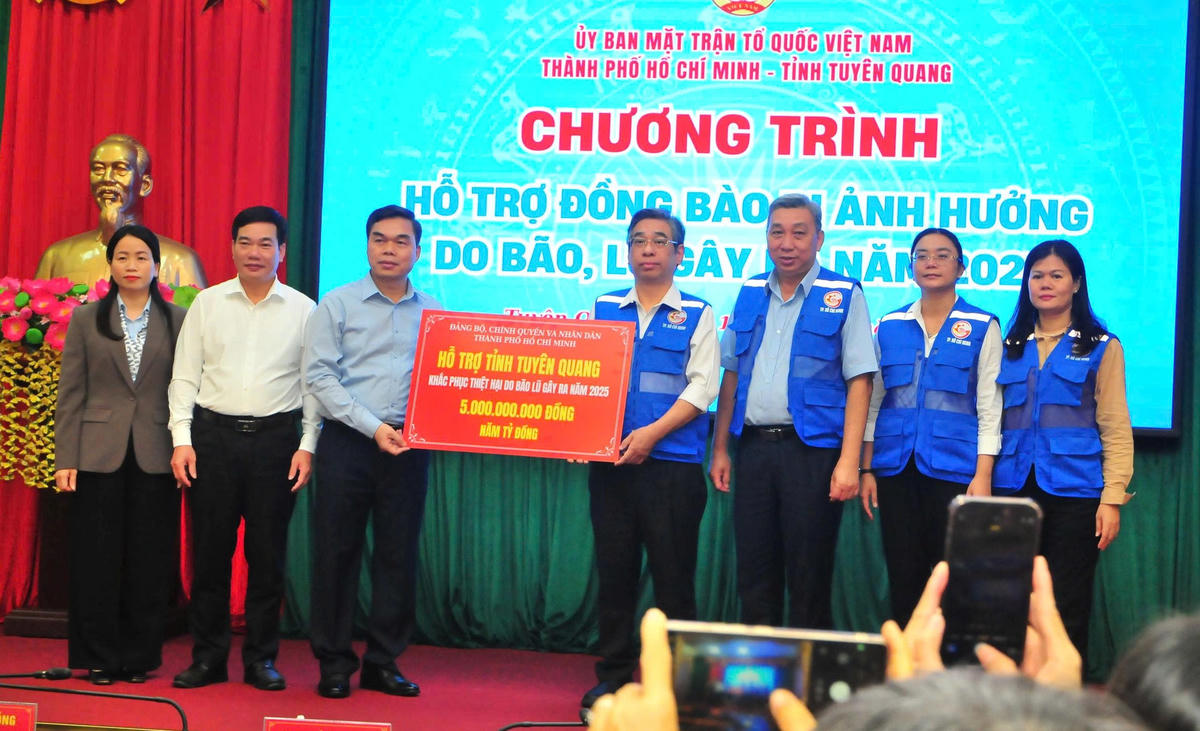 Thành phố Hồ Chí Minh trao hỗ trợ tỉnh Tuyên Quang 5 tỷ đồng khắc phục hậu quả bão lũ. Ảnh: Xuân Trường.