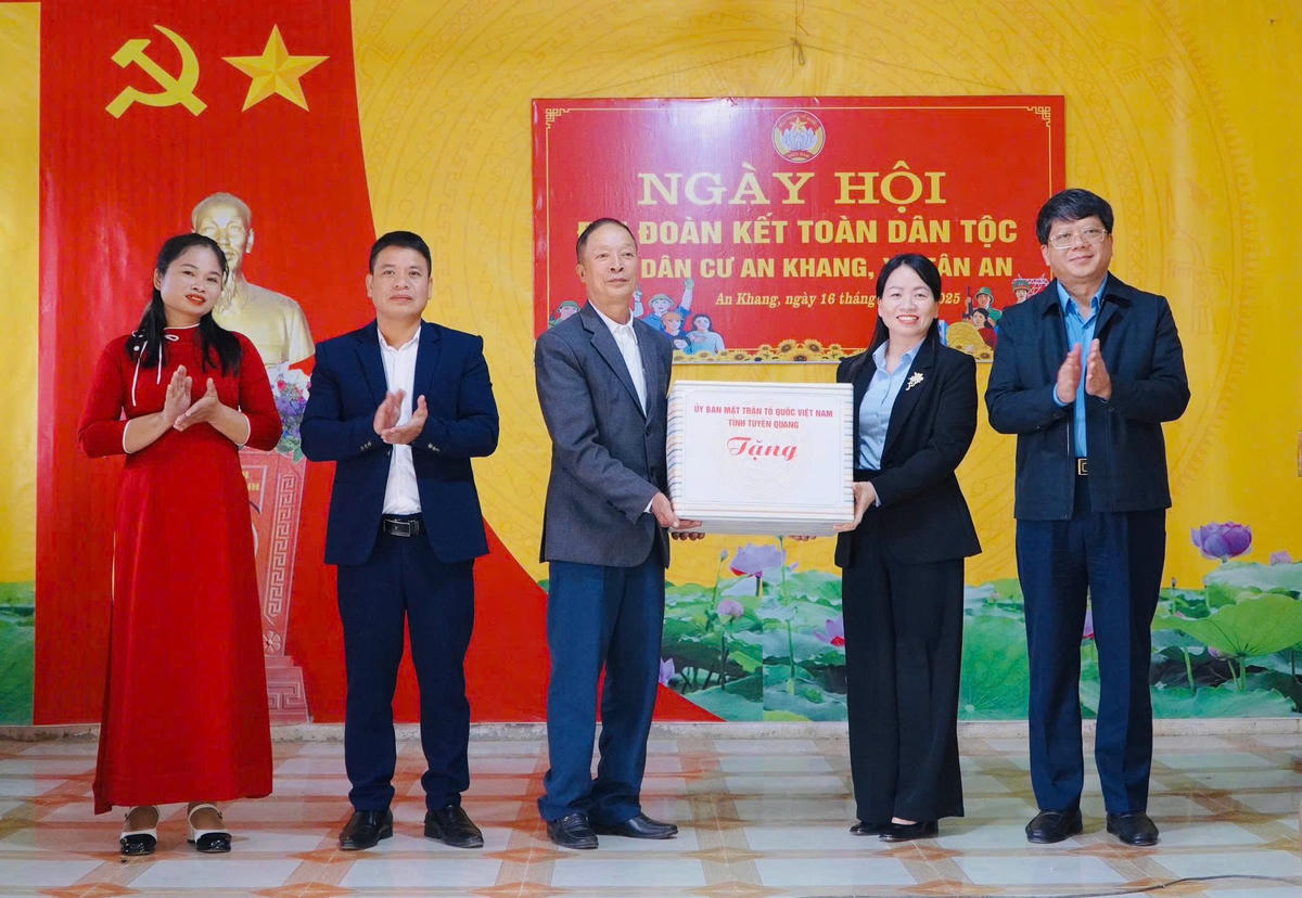Lãnh đạo Ủy ban MTTQ Việt Nam tỉnh Tuyên Quang trao quà cho thôn An Khang tại Ngày hội. Ảnh: MTTQ Tuyên Quang.
