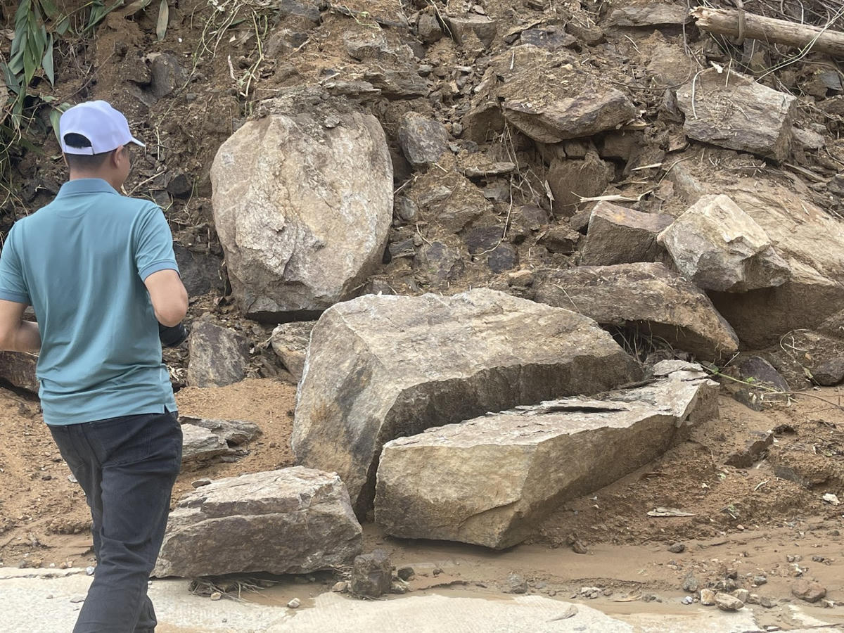 Sạt lở ở khu vực xã Khâm Đức, TP Đà Nẵng làm đất đá trên cao chảy sạt xuống, rất nguy hiểm. Ảnh: Chí Đại.