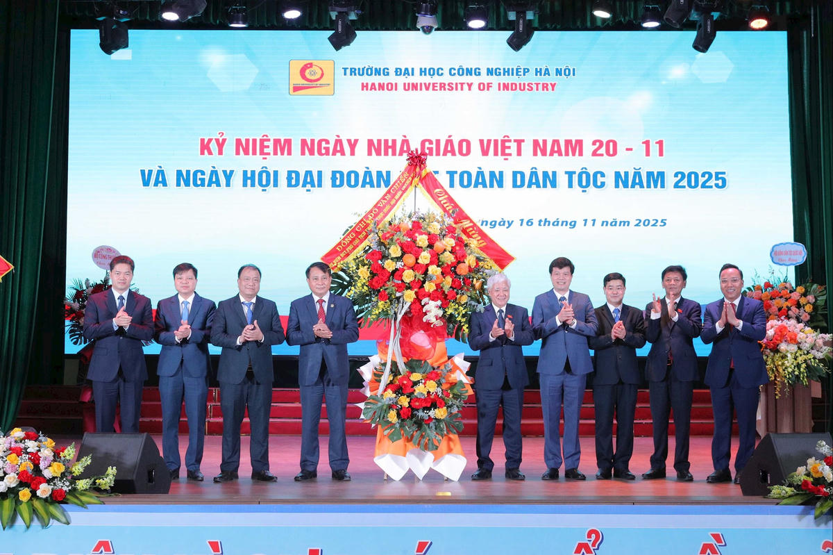 Phó Chủ tịch Thường trực Quốc hội Đỗ Văn Chiến tặng lẵng hoa chúc mừng Trường Đại học Công nghiệp Hà Nội. Ảnh: TL