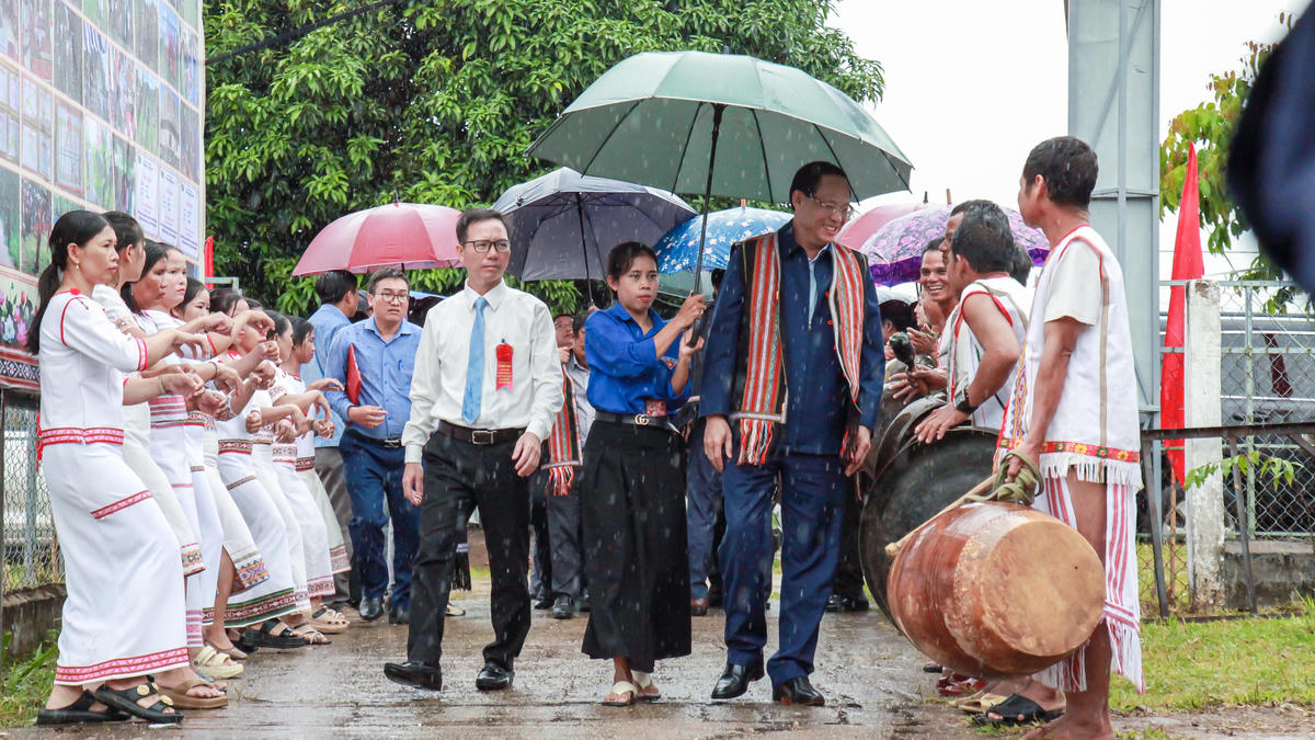 Phó Chủ tịch Quốc hội Trần Quang Phương đến dự Ngày hội Đại đoàn kết toàn dân tộc năm 2025 với bà con Làng Xộp. Ảnh: CV.