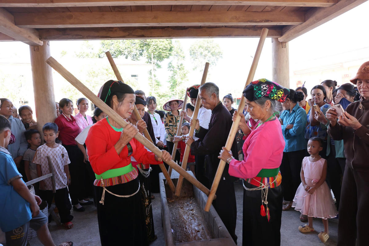 Người Mường trình diễn đâm Đuống ở xã Khả Cửu, tỉnh Phú Thọ