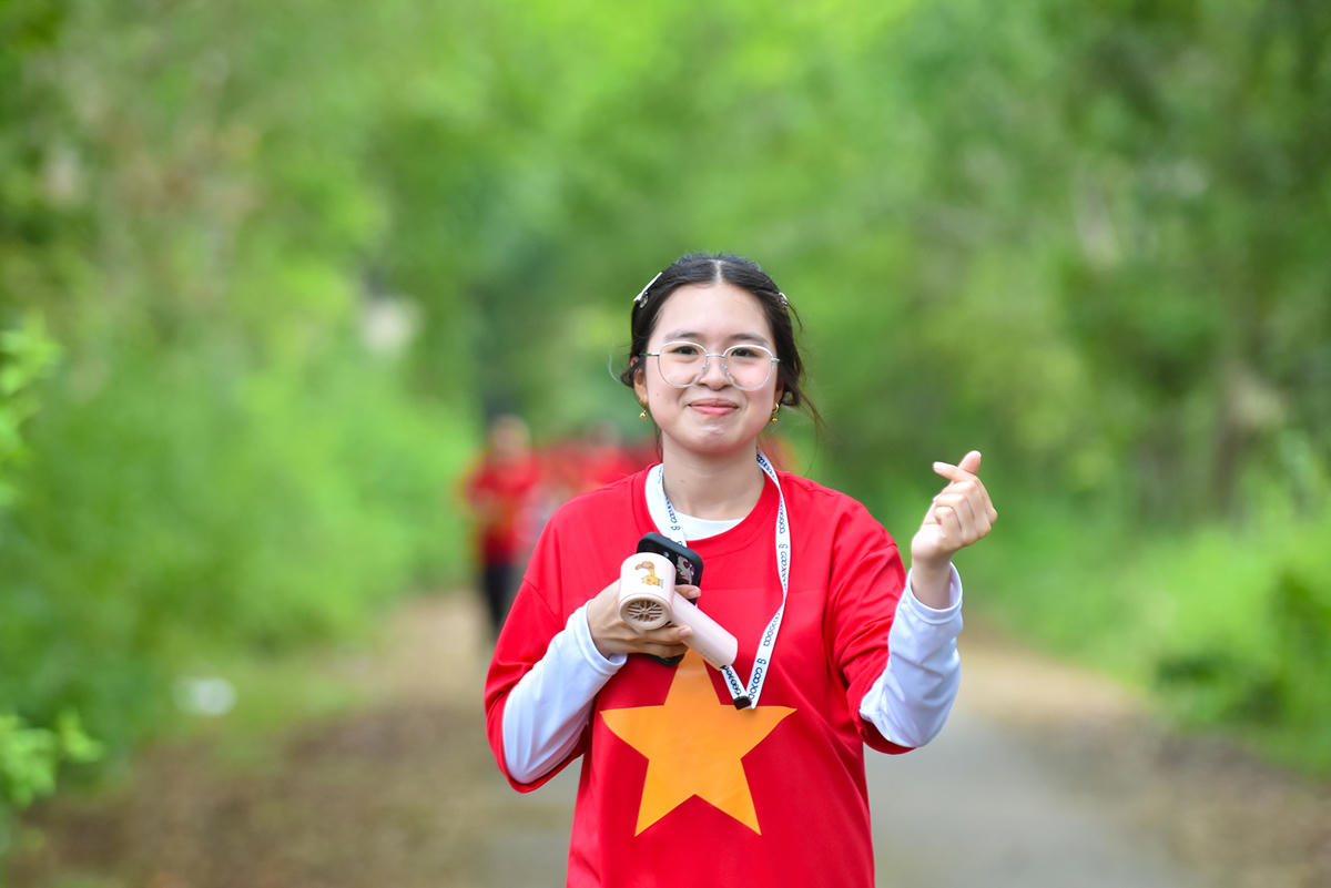 Nữ sinh tạo dáng trước ống kính. Ảnh Nguyễn Minh.&nbsp;