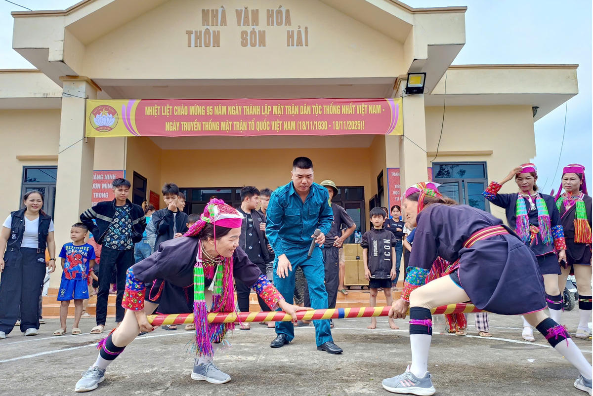 Người Dao ở thôn Sơn Hải trong ngày hội Đại đoàn kết. Ảnh: Phạm Lợi.