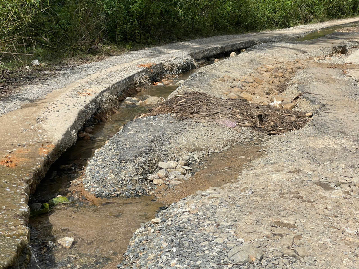 Sạt lở, đứt gãy đường đi lên xã Phước Thành. Ảnh: Tấn Thành.