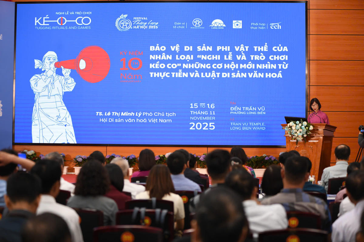 Trước đó (ngày 15/11), Sở Văn hóa và Thể thao Hà Nội phối hợp với Hội Di sản Văn hóa Việt Nam, UBND phường Long Biên tổ chức hội thảo quốc tế “Một thập kỷ bảo vệ và phát huy nghi lễ và trò chơi kéo co”. Ảnh: Phạm Sỹ.