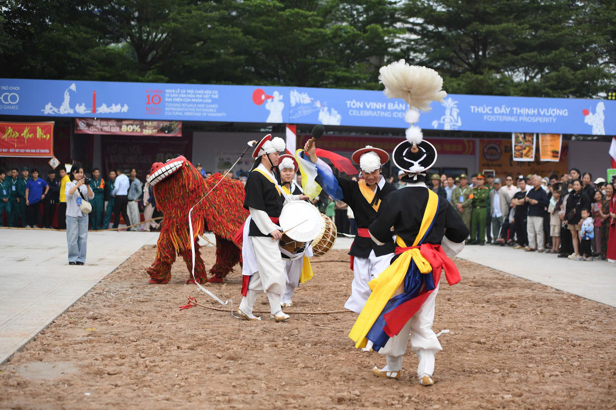 Đặc biệt, sự tham gia của đại diện và thành viên các cộng đồng kéo co đến từ ba quốc gia Hàn Quốc, Campuchia và Philippines đã mang đến không khí giao lưu quốc tế gắn kết, thể hiện tinh thần hợp tác và chia sẻ kinh nghiệm trong bảo tồn di sản. Ảnh: Phạm Sỹ.