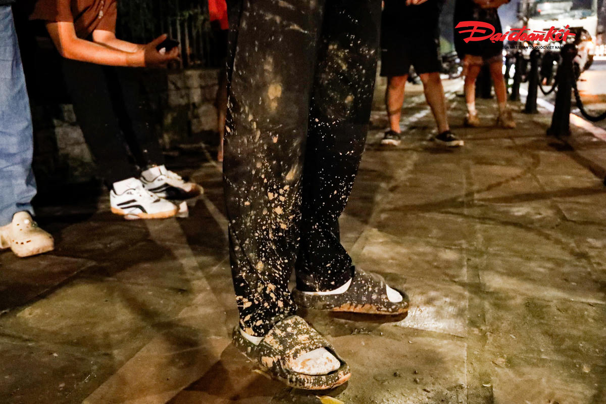 Quần áo của nhiều người lấm lem bùn đất vì bị ngã.