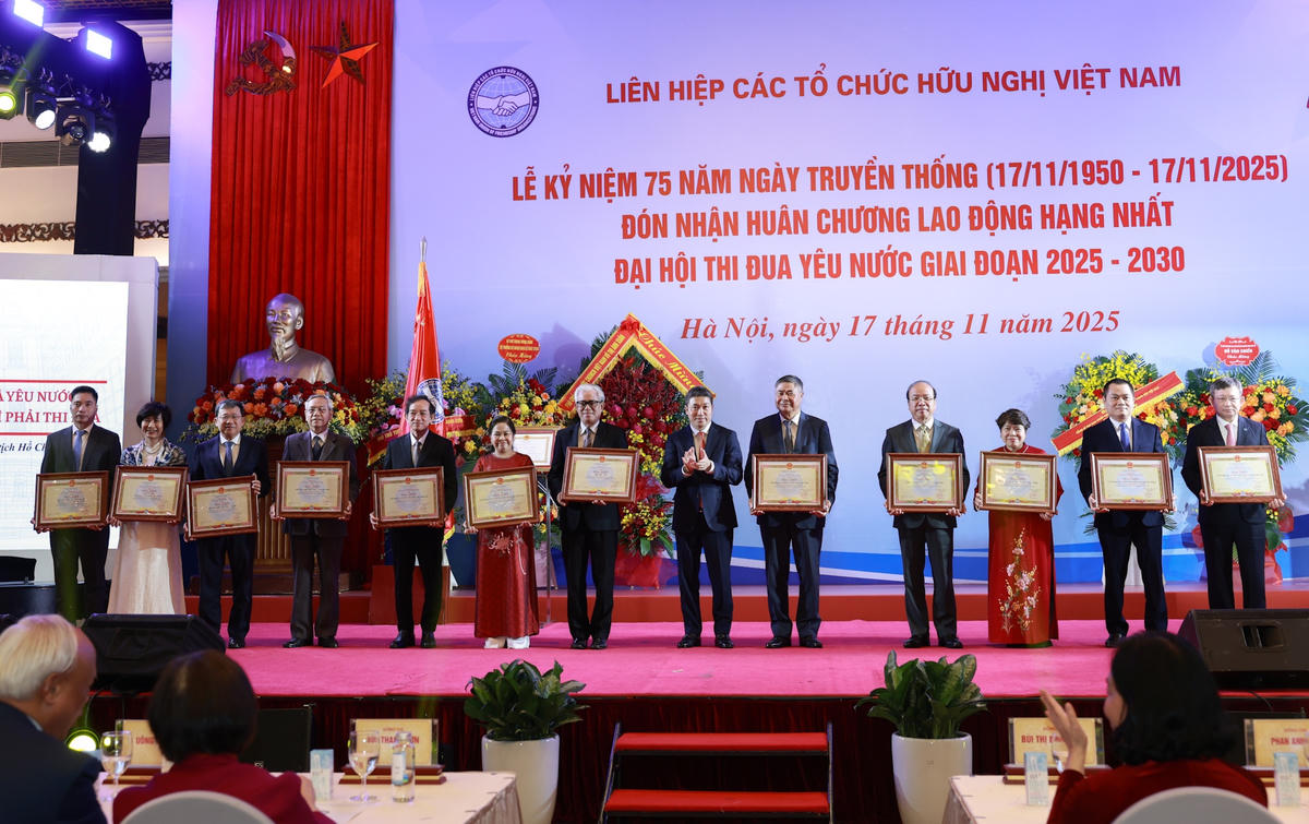 Đoàn Chủ tịch Liên hiệp các tổ chức hữu nghị Việt Nam tặng Bằng khen cho các tập thể, cá nhân là các “Điển hình tiên tiến trong phong trào thi đua yêu nước Liên hiệp các tổ chức hữu nghị Việt Nam giai đoạn 2021 - 2025”. Ảnh: Nguyễn Hải.