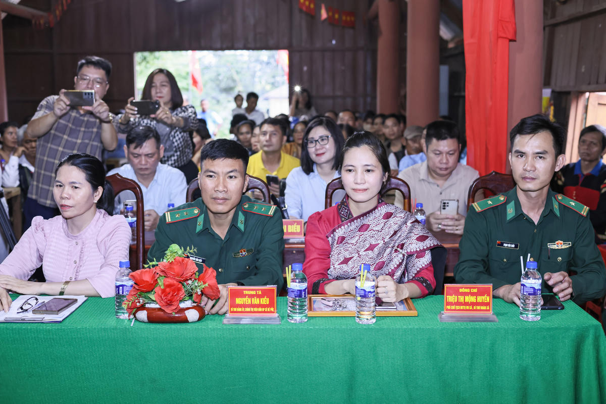 Ngày hội Đại đoàn kết tại xã biên giới Buôn Đôn: Bền chặt tình quân dân
