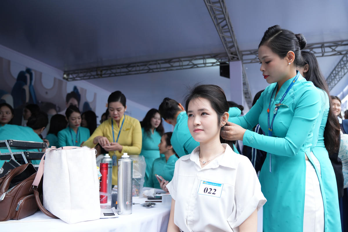 Tại khu vực của Đoàn Tiếp viên, các hoạt động như trang điểm, làm tóc, hóa thân thành tiếp viên hàng không diễn ra sôi nổi, thu hút sự của quan tâm của đông đảo bạn trẻ, đồng thời vòng thi tuyển trực tiếp cũng được tổ chức ngay tại đây. Bạn Hiền Khanh, ứng viên 22 tuổi đến từ Trường Đại học Văn hóa Hà Nội chia sẻ: “Tiếp viên hàng không là ước mơ mà em đã ấp ủ từ lâu. Ngày hội việc làm hôm nay đã cho em cơ hội thi tuyển trực tiếp cũng như hiểu rõ hơn về nghề qua những chia sẻ đầy tâm huyết của ban giám khảo và các anh chị trong Đoàn tiếp viên. Điều đó giúp em thêm tin tưởng vào con đường mà mình đang theo đuổi.”

