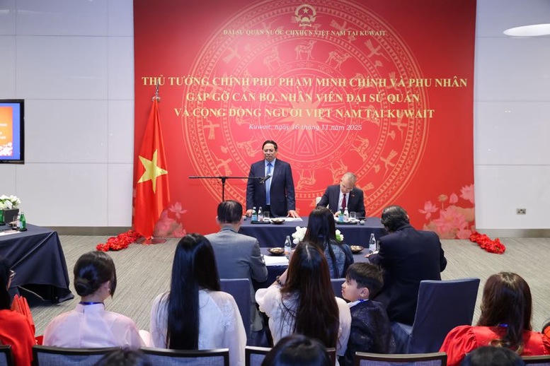 Thủ tướng Chính phủ Phạm Minh Chính, Phu nhân Lê Thị Bích Trân và Đoàn đại biểu cấp cao Việt Nam gặp gỡ cán bộ, nhân viên cơ quan đại diện Việt Nam và cộng đồng người Việt Nam tại Kuwait - Ảnh: VGP/Nhật Bắc.