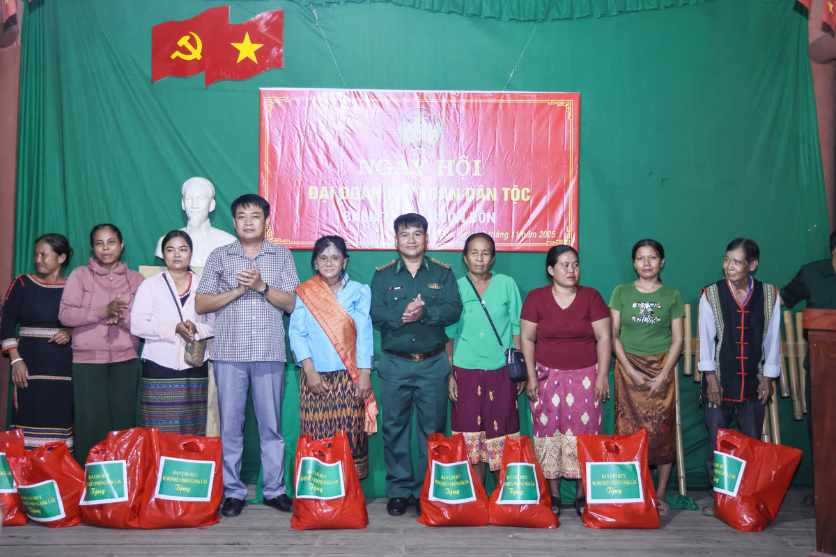 Lãnh đạo Ban Chỉ huy&nbsp; Bộ đội Biên phòng tỉnh Đắk Lắk và lãnh đạo xã Buôn Đôn tặng quà cho hộ nghèo. Ảnh: Quang Vinh.
