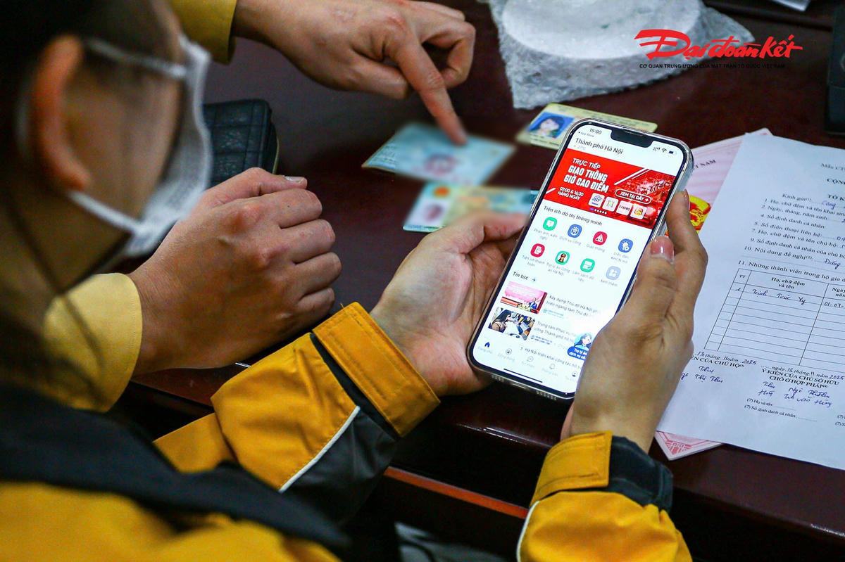 Với sự hướng dẫn, hỗ trợ của lực lượng chức năng, từ người già đến trẻ đều có thể nhanh chóng hoàn thiện các bước thực hiện.