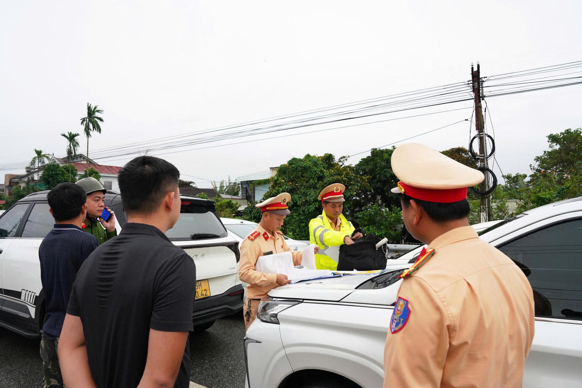 Lực lượng chức năng nhắc nhở các hành vi đậu, đỗ xe trên cầu, xử lý nghiêm các hành vi không chấp hành. Ảnh: H.N.