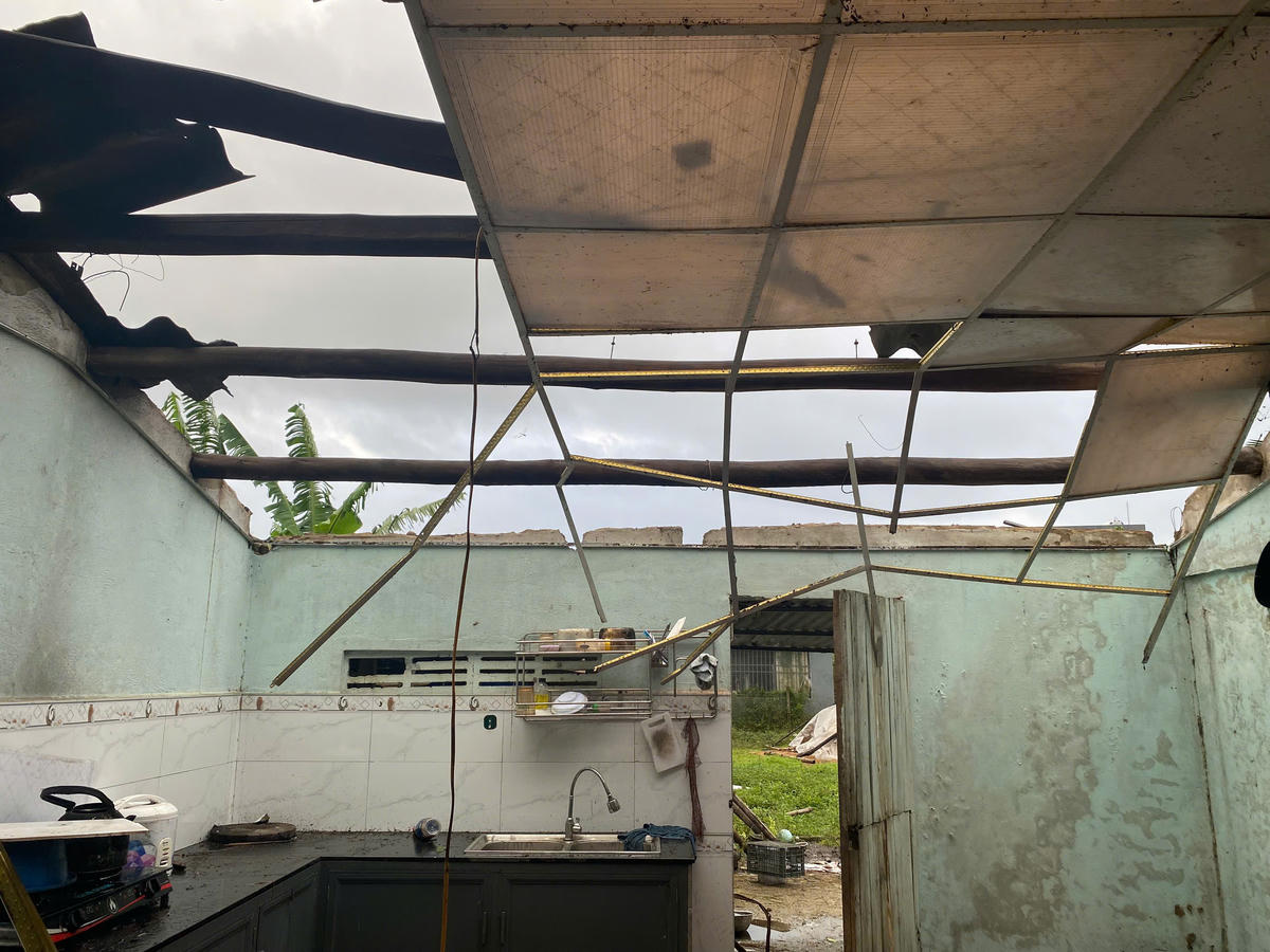 Nhiều đồ đạc trong nhà bị lốc xoáy thổi bay. Ảnh: Chí Đại.