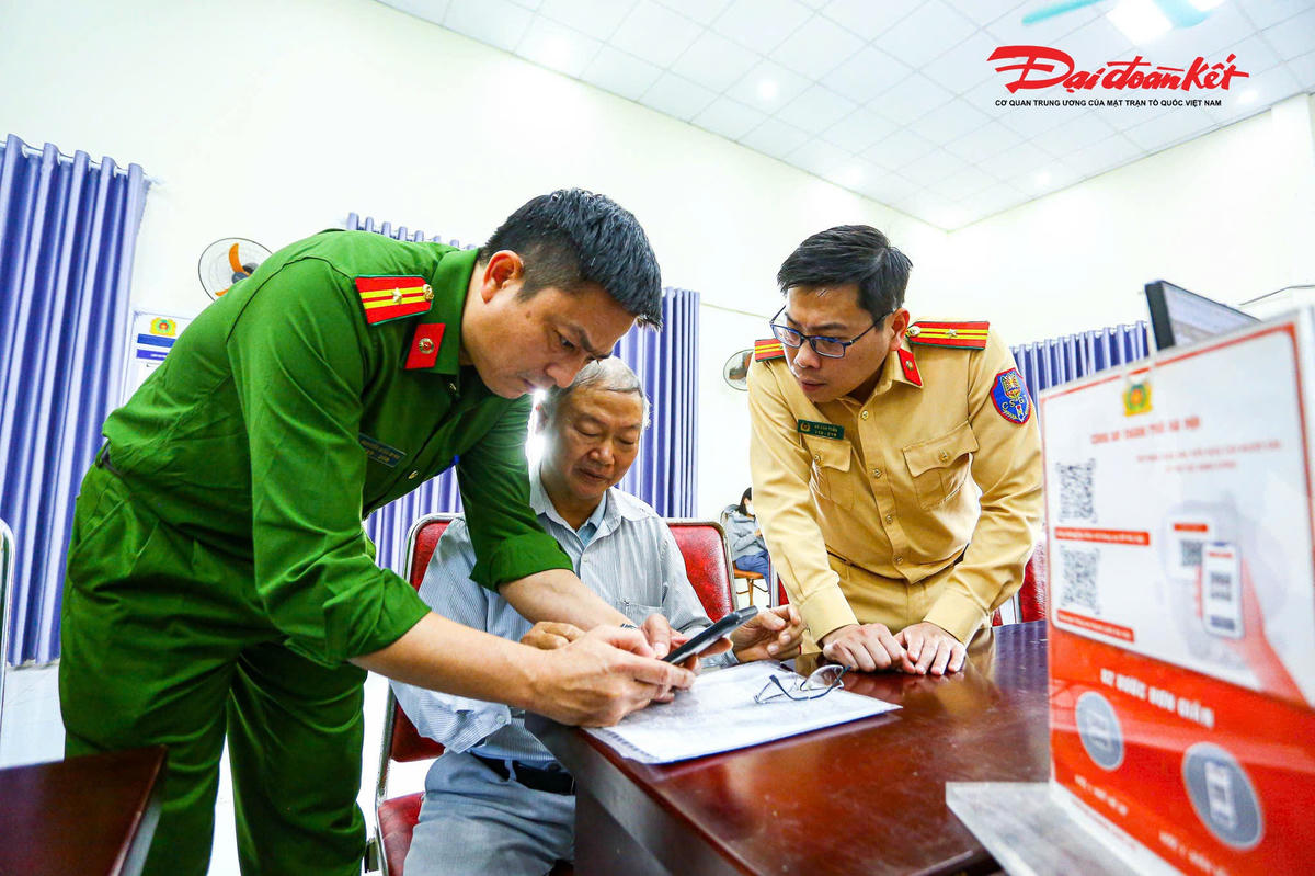 Lãnh đạo Phòng CSGT Hà Nội cho biết, tính đến 17h ngày 16/11, đã có 245.444 dữ liệu phương tiện và giấy phép lái xe được người dân khai báo trên ứng dụng iHanoi.
Trong đó 104.457 dữ liệu giấy phép lái xe và 140.987 dữ liệu phương tiện.
