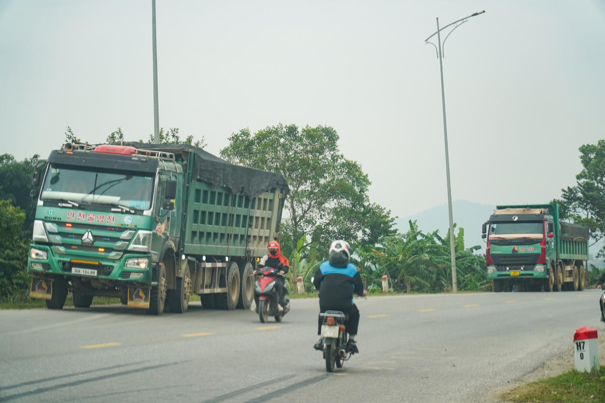 Các xe Howo 4 chân có dấu hiệu chở quá khổ, quá tải trên quốc lộ 217. Ảnh: Đình Minh