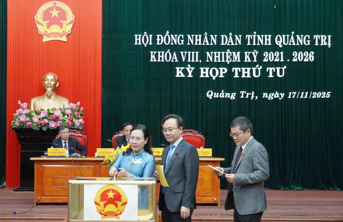 Các đại biểu bỏ phiếu bầu chức danh Chủ tịch UBND tỉnh Quảng Trị, nhiệm kỳ 2021-2026. Ảnh: X.T.