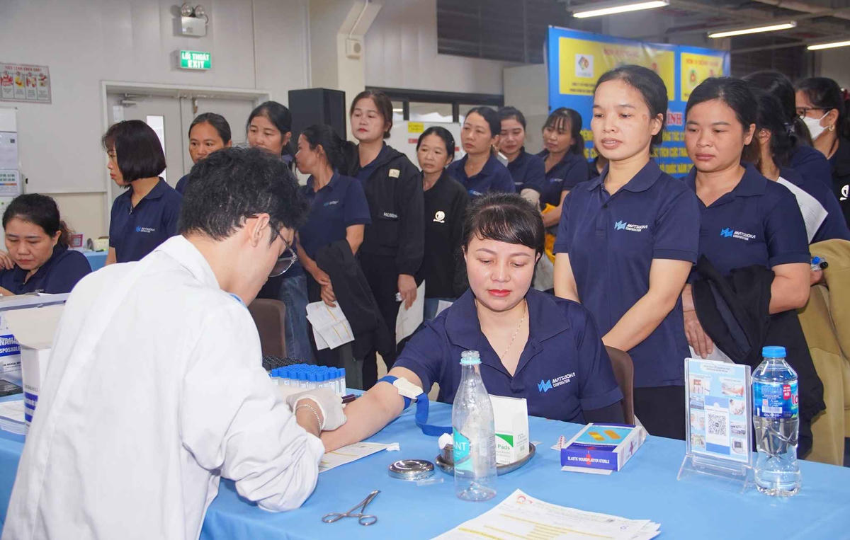 Công nhân Công ty TNHH May An Nam Matsuoka được khám bệnh miễn phí. Ảnh: Duy Chương.