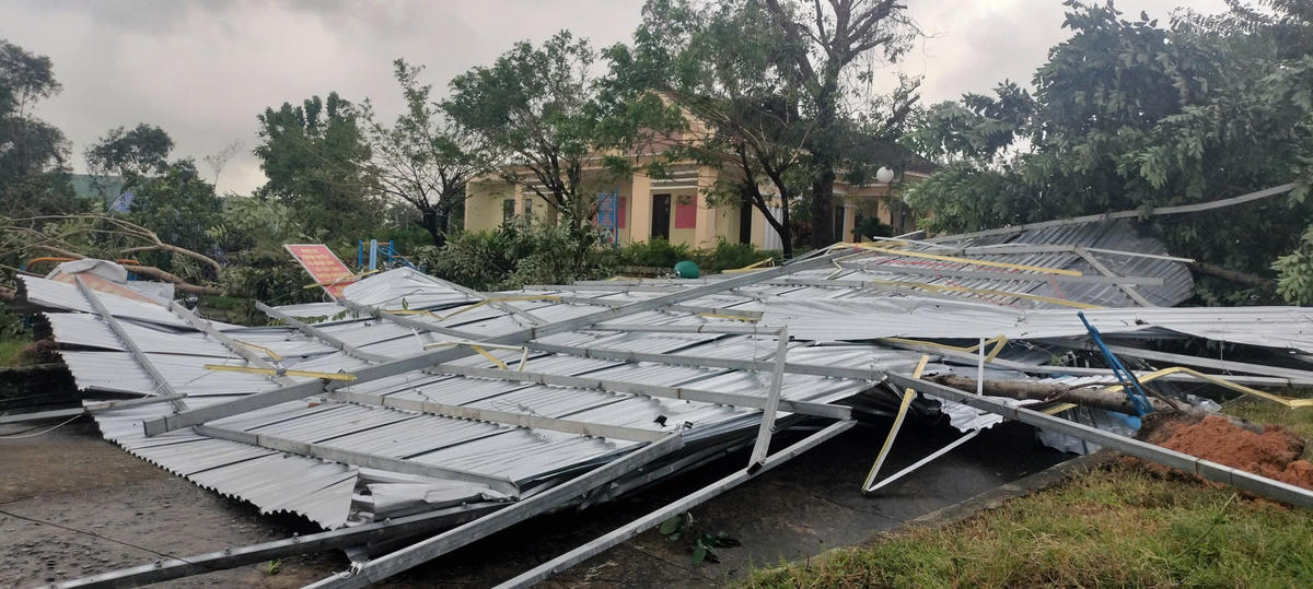 Nhiều mái tốc nhà dân bay tốc mái nhà. Ảnh: Nguyễn Tín.