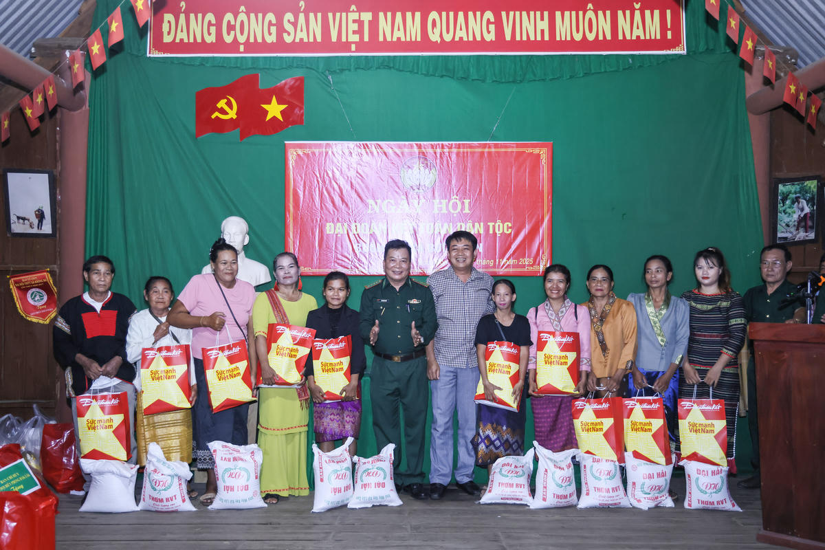 Lãnh đạo Ban Chỉ huy  Bộ đội Biên phòng tỉnh Đắk Lắk và lãnh đạo xã Buôn Đôn tặng quà cho hộ nghèo. Ảnh: Quang Vinh.