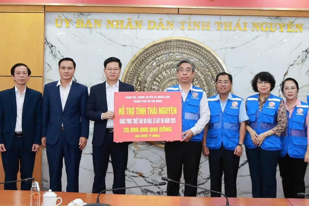 Ông Nguyễn Phước Lộc, Phó Bí thư Thành ủy, Chủ tịch UB MTTQ TP. Hồ Chí Minh trao 20 tỷ đồng hỗ trợ tỉnh Thái Nguyên khắc phục hậu quả thiên tai. Ảnh: TN