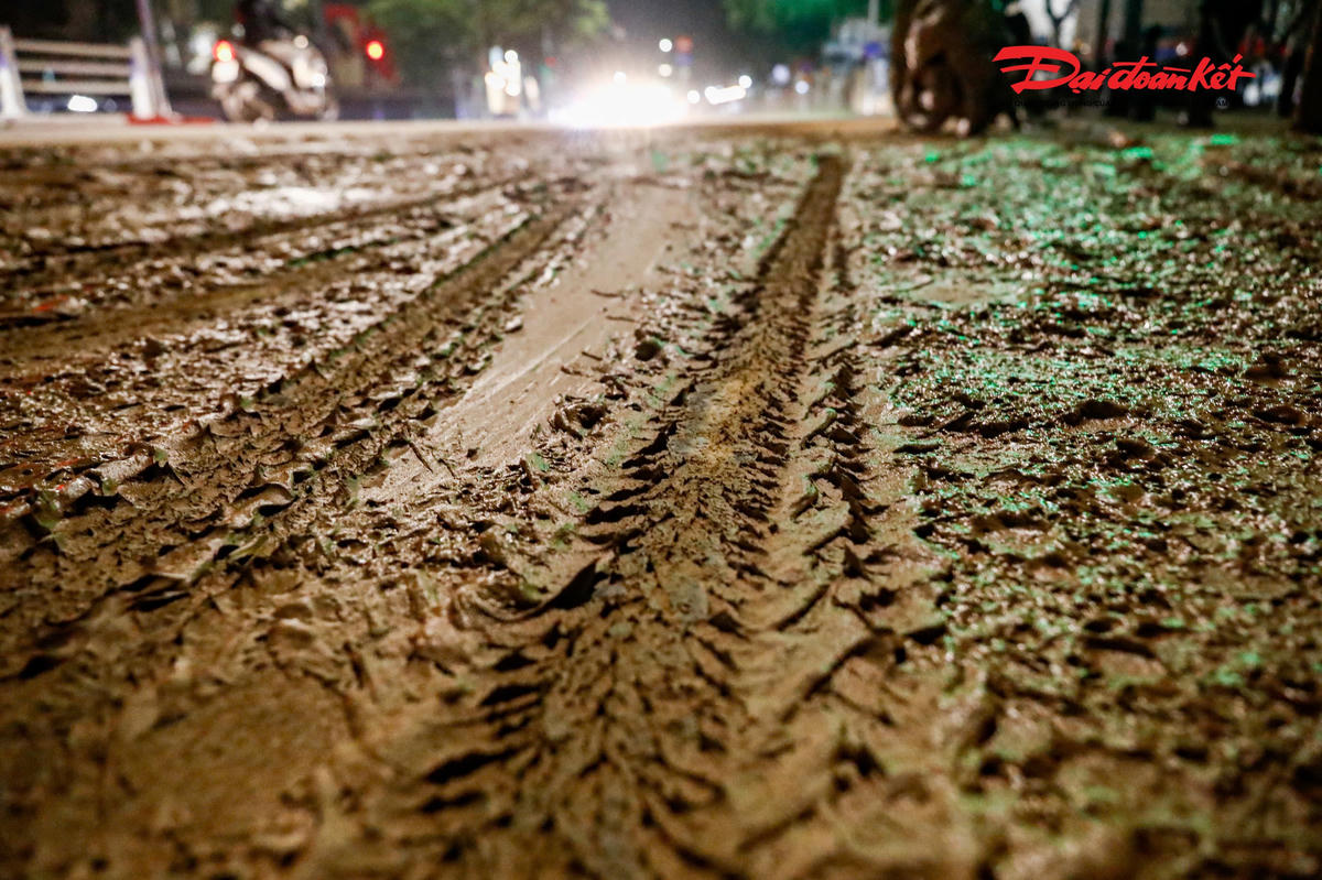 Bùn nhão lan rộng trên đoạn đường dài khoảng 15m, được cho là từ một xe tải chở vật liệu xây dựng.