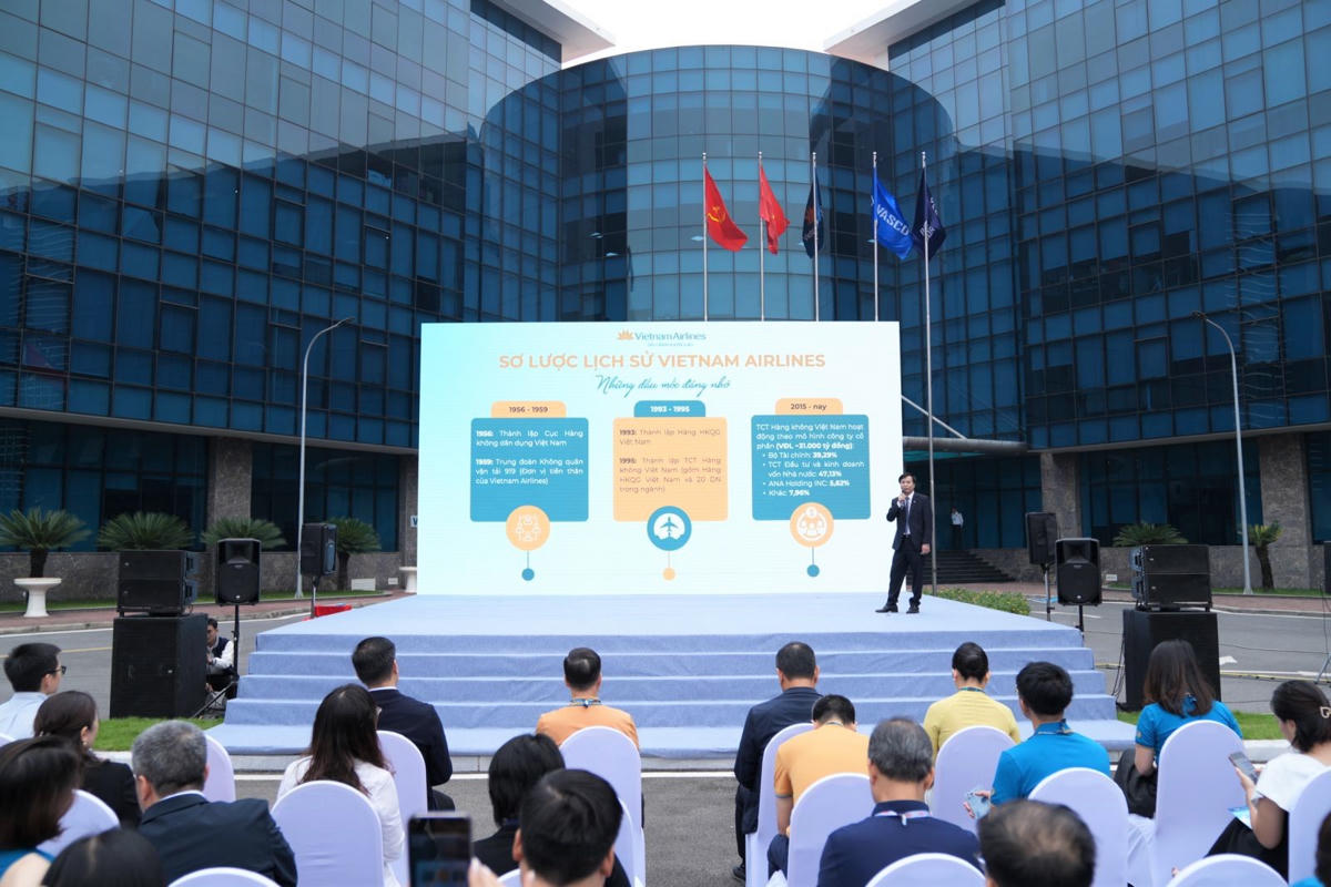 Talkshow với phần chia sẻ chân thật từ những cán bộ nhân viên tiêu biểu của Vietnam Airlines thu hút sự chú ý của đông đảo sinh viên. Những câu chuyện nghề, bài học thực tế và hành trình trưởng thành được chia sẻ bởi đại diện Ban Tổ chức nhân lực, Trưởng Chi nhánh Vietnam Airlines tại Trung Quốc và đại diện Khối kỹ thuật đã truyền cảm hứng mạnh mẽ cho các bạn trẻ tham dự.
