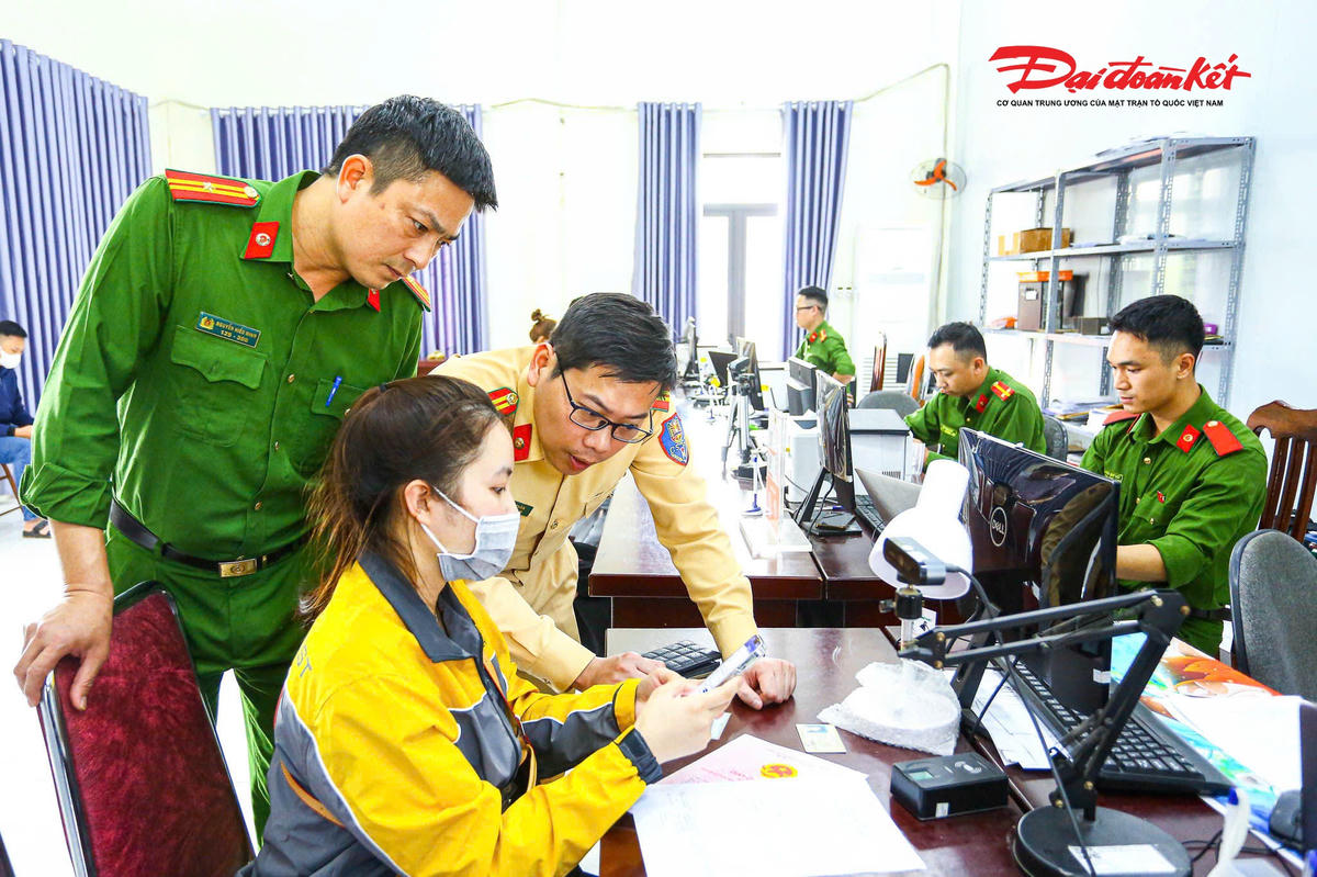 Tiếp đó, chọn mục 'Làm sạch dữ liệu' trên màn hình chính của ứng dụng iHanoi rồi khai báo thông tin về "Giấy phép lái xe" và "Đăng ký xe". Đối với mục "Giấy phép lái xe", người dân tích vào dấu cộng ở góc dưới bên phải màn hình, sau đó điền đầy đủ thông tin vào bảng khai báo. Tại mục này, người dân cần tải hình ảnh của căn cước và giấy phép lái xe lên hệ thống.. 