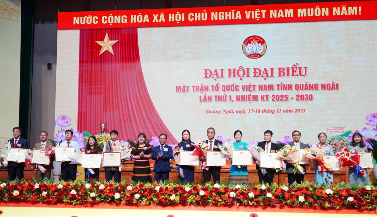 Lãnh đạo Ủy ban MTTQ Việt Nam tỉnh trao Bằng khen cho các tập thể. Ảnh: CV.